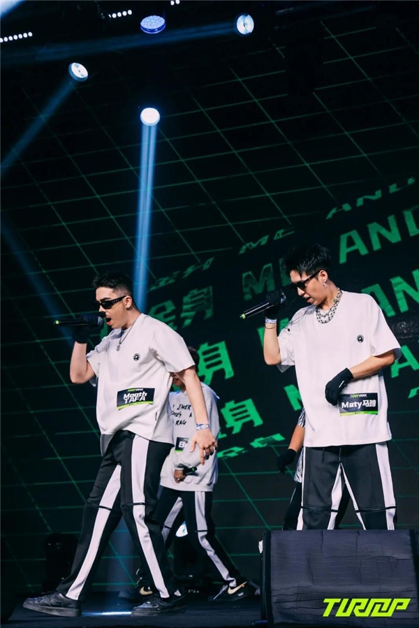 法兰克福训练开放日,关键时刻战术微调引欢呼,社区盾在即,年轻球员得到机会的简单介绍 法兰克福训练开放日,关键时刻战术微调引欢呼,社区盾在即,年轻球员得到机会的简单介绍