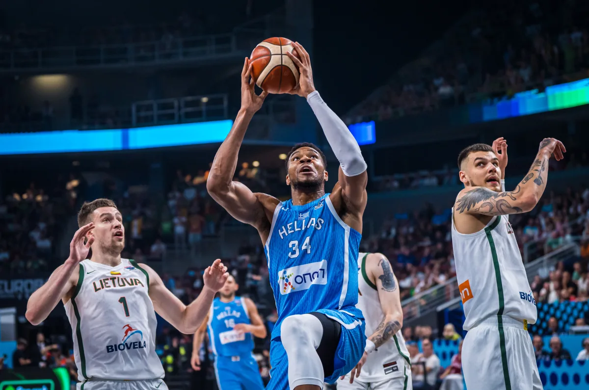 包含赛地聚焦：法甲关键时刻热度飙升，深圳男篮止住颓势，信心回归，数据趋势出现新变化的词条